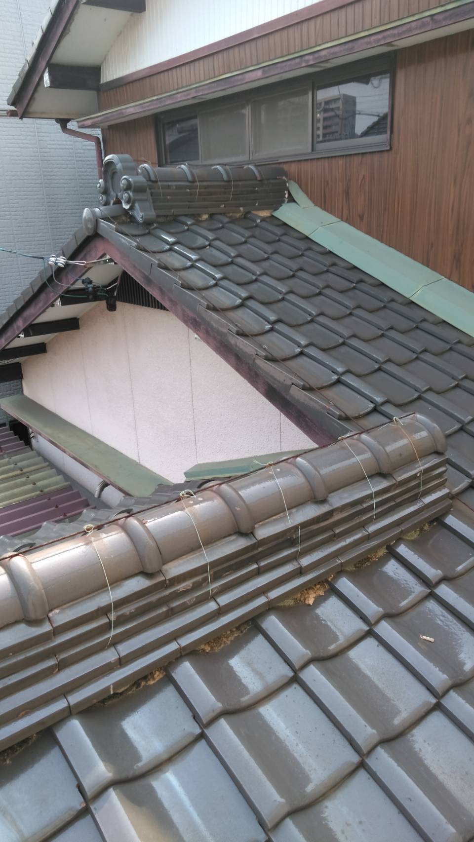岐阜市で屋根漆喰補修工事（下塗り）を行いました。