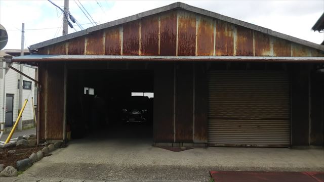 岐阜市の鉄骨造の外壁がトタンで屋根がスレートの車庫の現場調査に伺いました。
